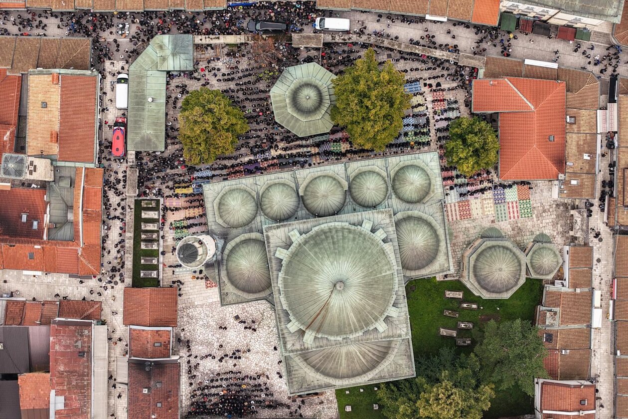 Sarajevo: Pogled iz zraka na dženazu za Halida Bešlića u Gazi Husrev-begovoj džamiji