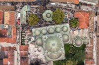 Sarajevo: Pogled iz zraka na dženazu za Halida Bešlića u Gazi Husrev-begovoj džamiji