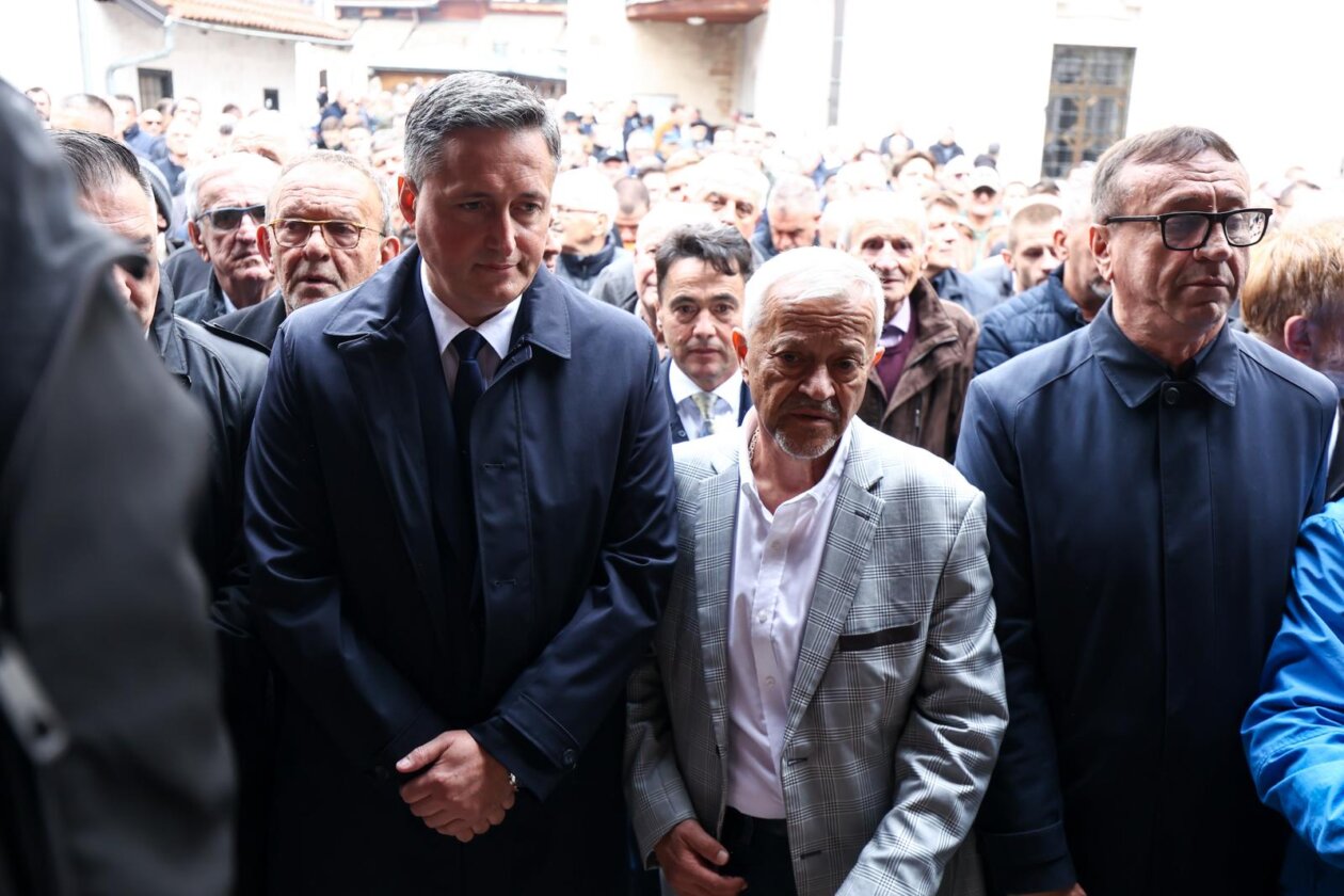 Sarajevo: Dženaza za Halida Bešlića u Gazi Husrev-begovoj džamiji