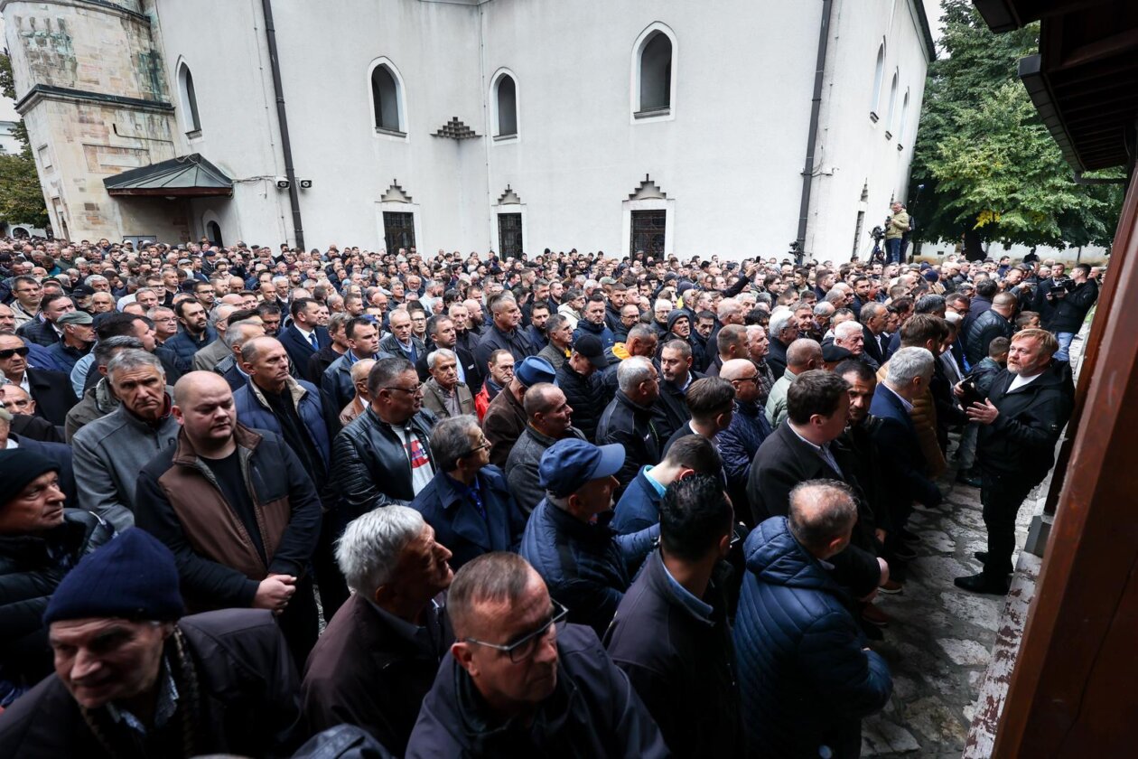 Sarajevo: Dženaza za Halida Bešlića u Gazi Husrev-begovoj džamiji