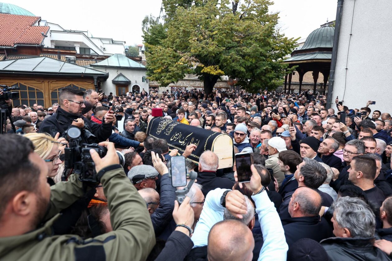 Sarajevo: Dženaza za Halida Bešlića u Gazi Husrev-begovoj džamiji