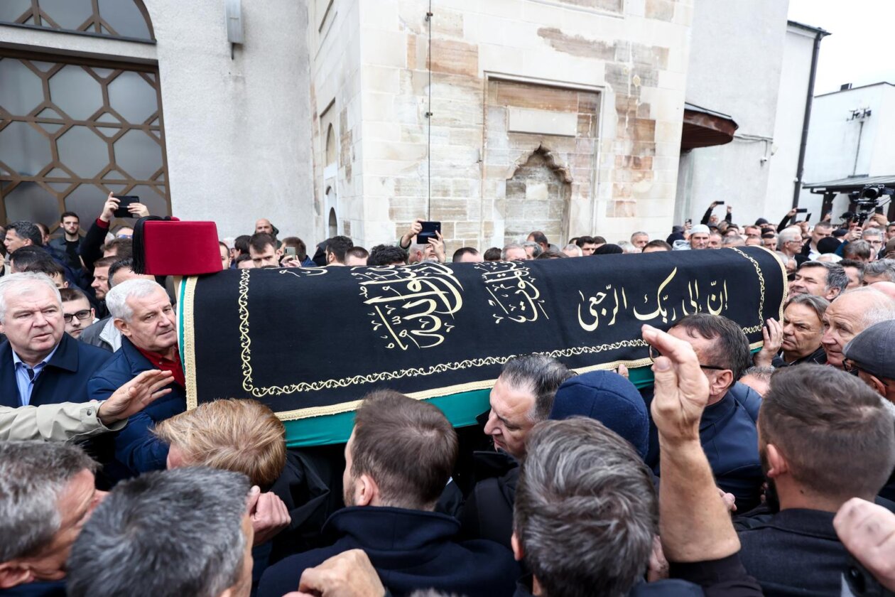 Sarajevo: Dženaza za Halida Bešlića u Gazi Husrev-begovoj džamiji