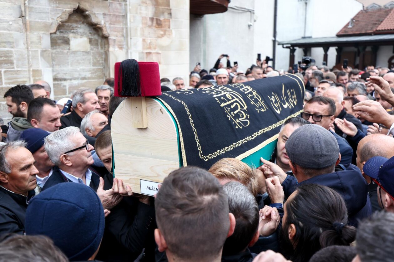 Sarajevo: Dženaza za Halida Bešlića u Gazi Husrev-begovoj džamiji