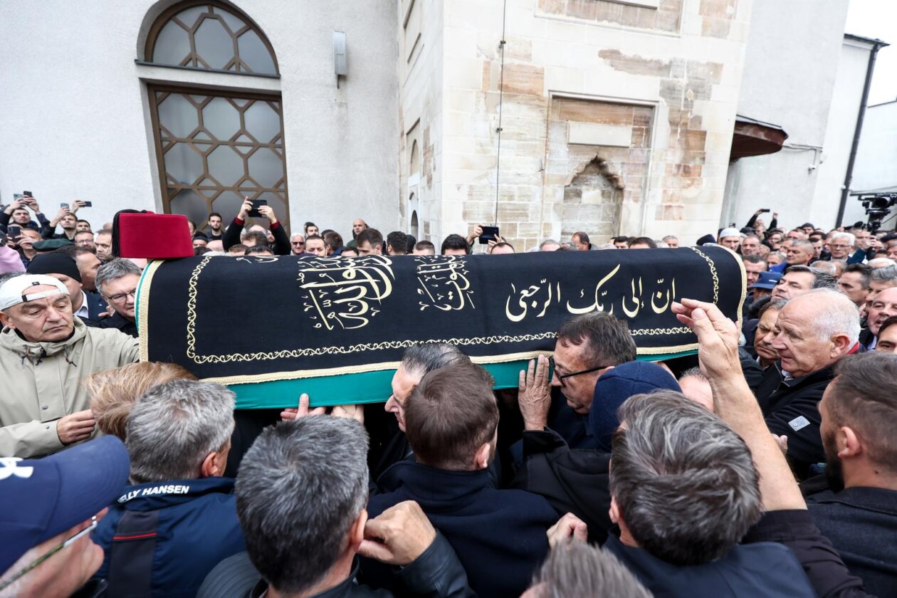 Sarajevo: Dženaza za Halida Bešlića u Gazi Husrev-begovoj džamiji