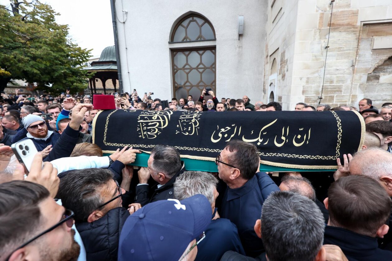 Sarajevo: Dženaza za Halida Bešlića u Gazi Husrev-begovoj džamiji