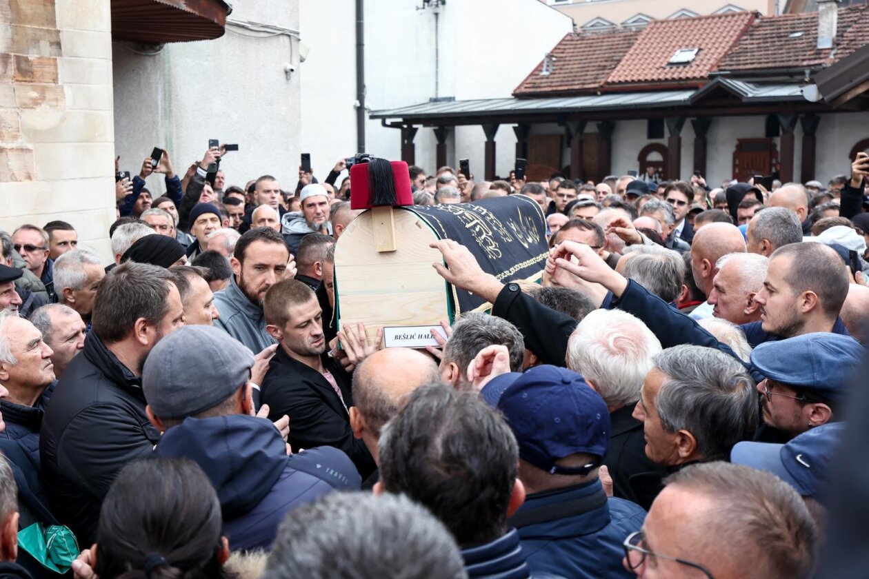 Sarajevo: Dženaza za Halida Bešlića u Gazi Husrev-begovoj džamiji