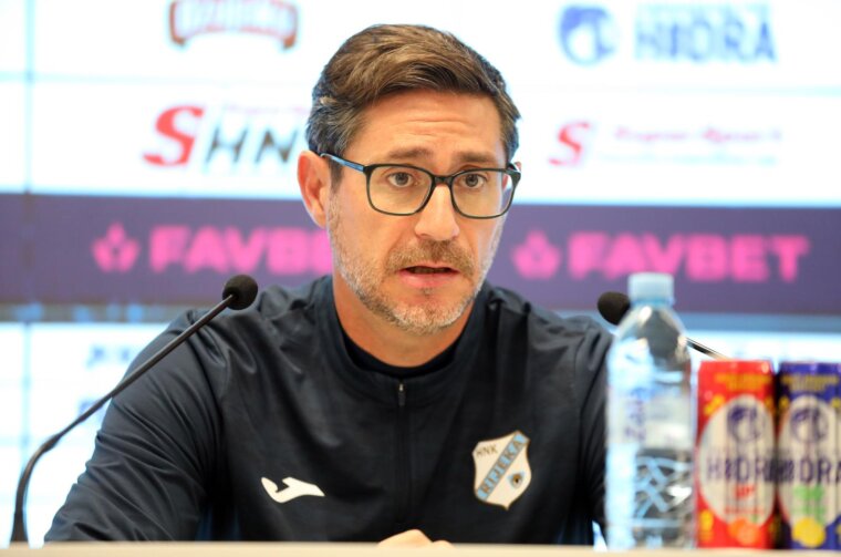 Rijeka: Konferencija trenera HNK Rijeke Victora Sancheza i igrača Dejana Petrovića