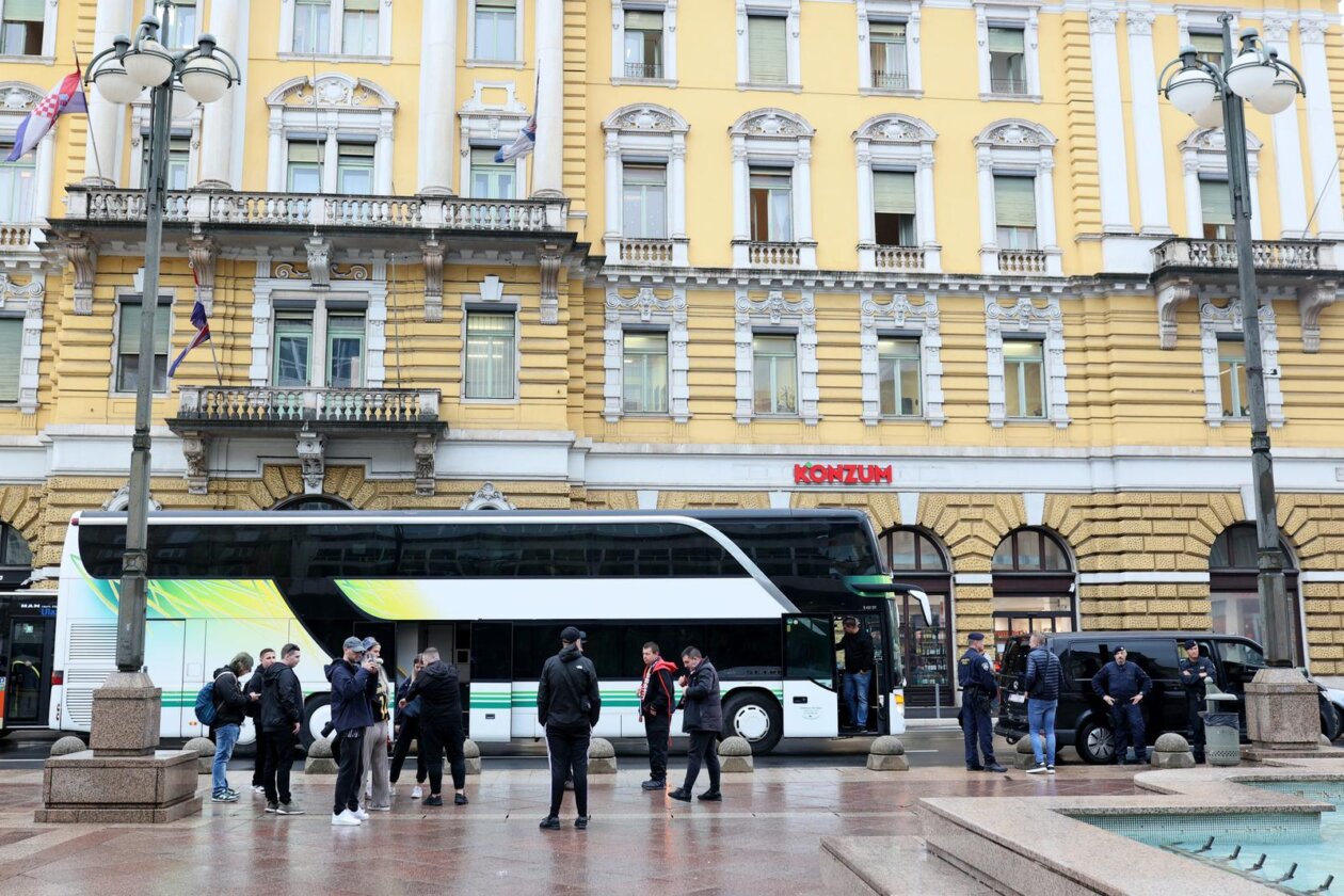Navijači kluba Sparta Prague stigli u centar Rijeke pod pratnjom policije