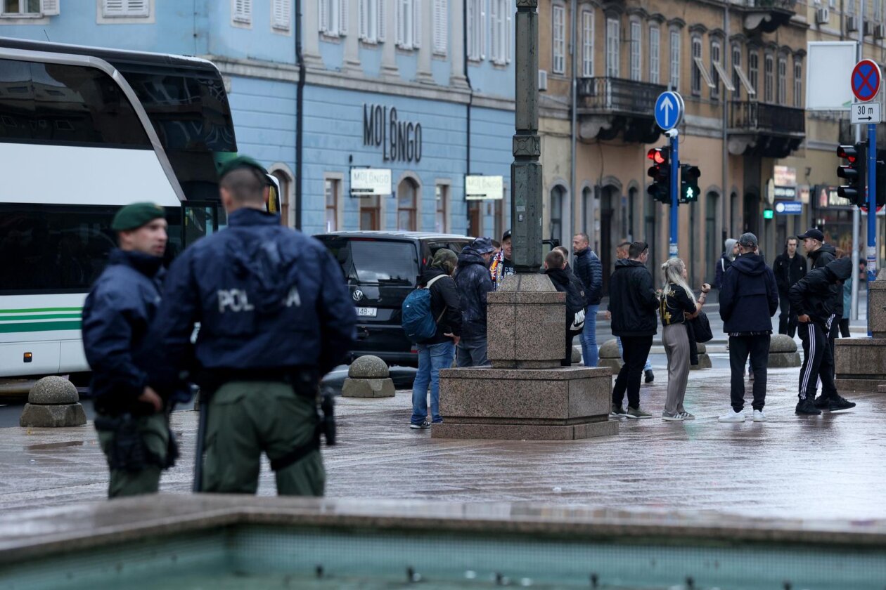 Navijači kluba Sparta Prague stigli u centar Rijeke pod pratnjom policije