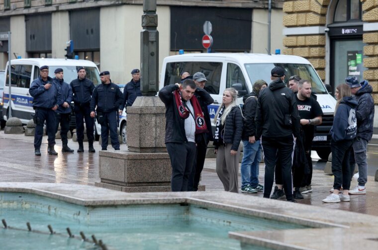 Navijači kluba Sparta Prague stigli u centar Rijeke pod pratnjom policije