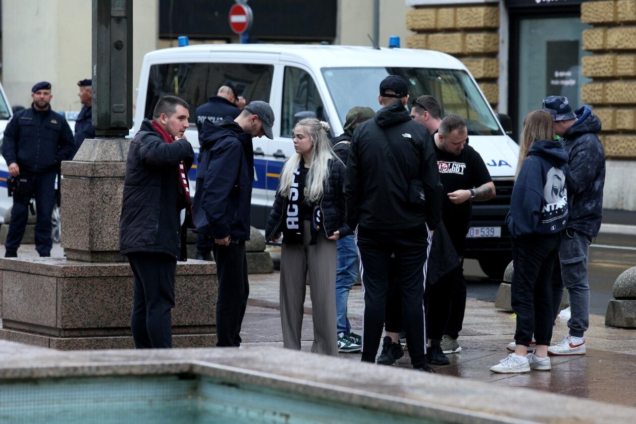 Navijači kluba Sparta Prague stigli u centar Rijeke pod pratnjom policije