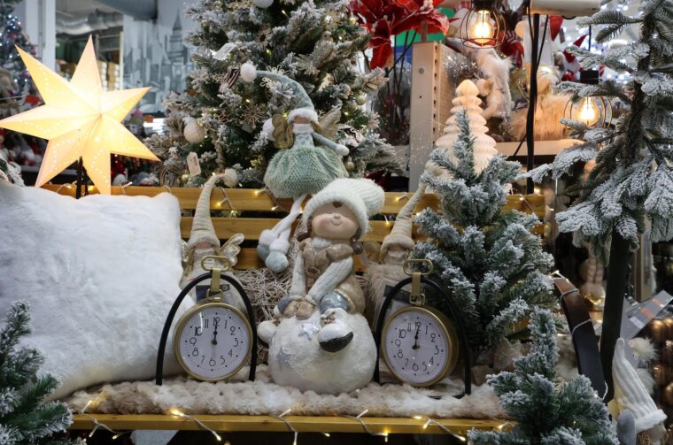 Bogata ponuda blagdanskih ukrasa u trgovačkom centru u Šibeniku