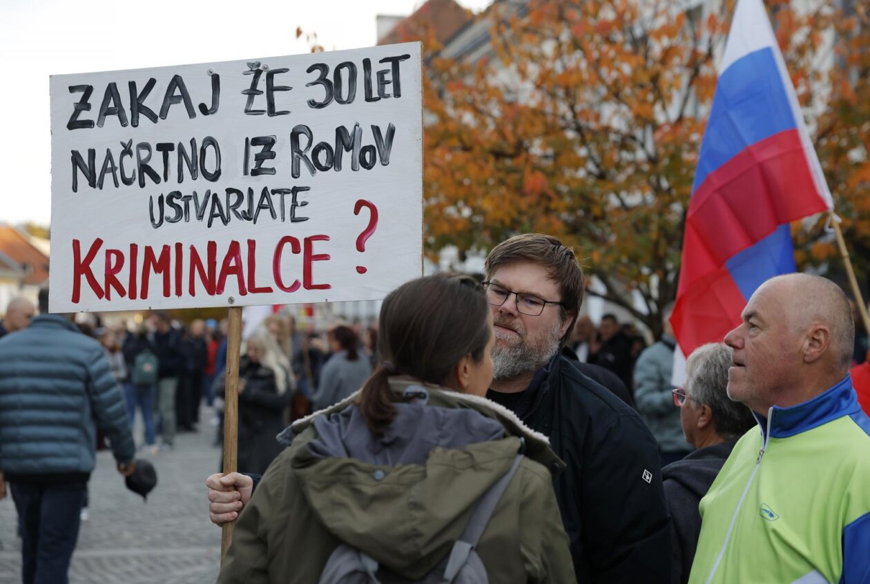 Novo Mesto: Građani pristižu na prosvjedni skup, održat će se i politički summit Novo Mesto: Građani pristižu na prosvjedni skup, održat će se i politički summit