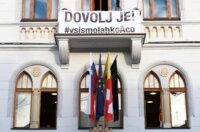 Novo Mesto: Građani pristižu na prosvjedni skup, održat će se i politički summit Novo Mesto: Građani pristižu na prosvjedni skup, održat će se i politički summit