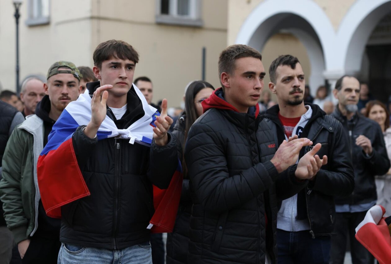 Novo Mesto: Građani pristižu na prosvjedni skup, održat će se i politički summit Novo Mesto: Građani pristižu na prosvjedni skup, održat će se i politički summit