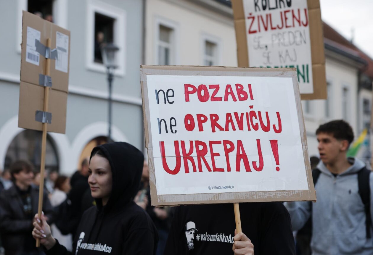 Novo Mesto: Građani pristižu na prosvjedni skup, održat će se i politički summit Novo Mesto: Građani pristižu na prosvjedni skup, održat će se i politički summit