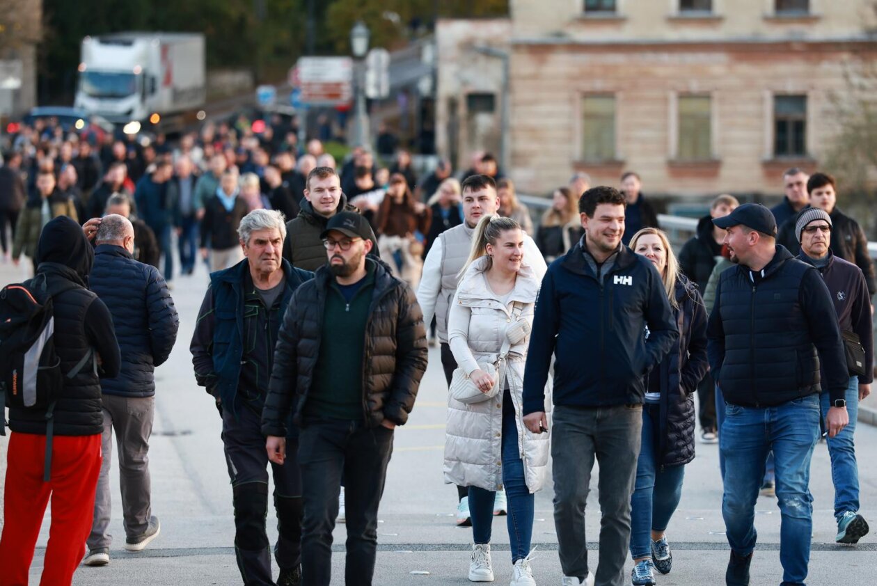 Novo Mesto: Građani pristižu na prosvjedni skup, održat će se i politički summit Novo Mesto: Građani pristižu na prosvjedni skup, održat će se i politički summit