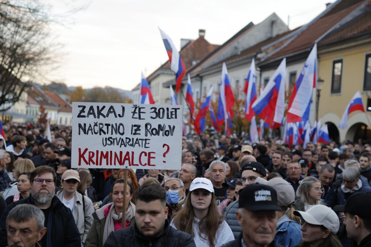 Novo Mesto: Građani pristižu na prosvjedni skup, održat će se i politički summit Novo Mesto: Građani pristižu na prosvjedni skup, održat će se i politički summit