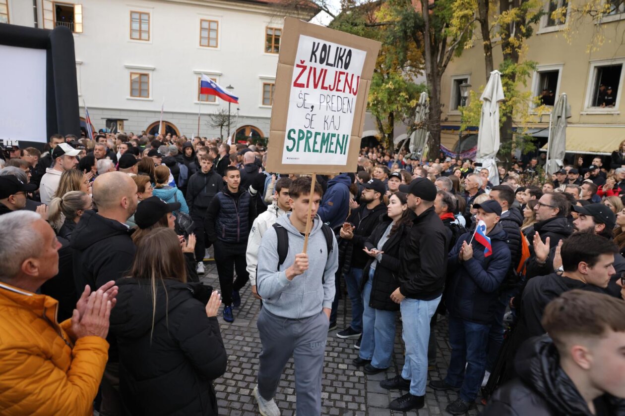 Novo Mesto: Građani pristižu na prosvjedni skup, održat će se i politički summit Novo Mesto: Građani pristižu na prosvjedni skup, održat će se i politički summit