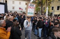 Novo Mesto: Građani pristižu na prosvjedni skup, održat će se i politički summit Novo Mesto: Građani pristižu na prosvjedni skup, održat će se i politički summit