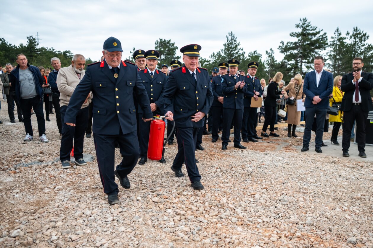 Polaganje vremenske kapsule _ Miroslav Grubišić i Stanko Ružić