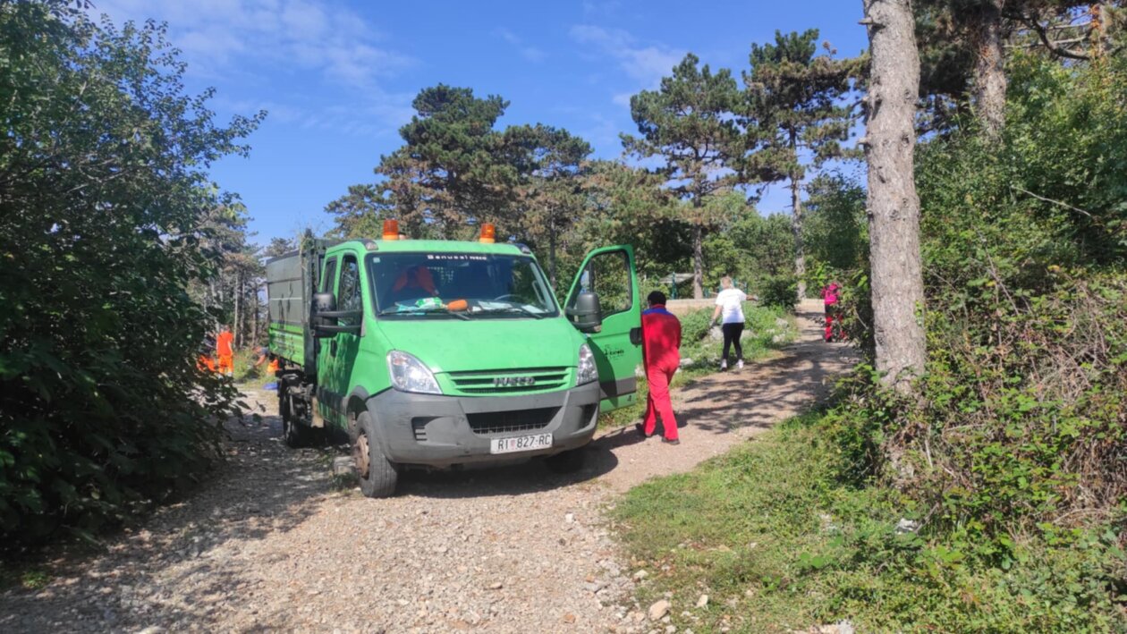 Rasciscavanje-zelene-povrsine-na-kraju-Drazicke-ulice