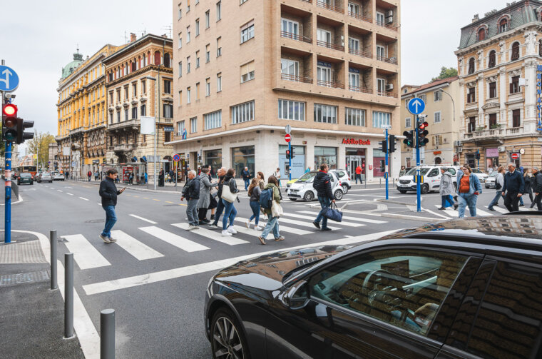 ilustrativna grad jesen pješaci-6165