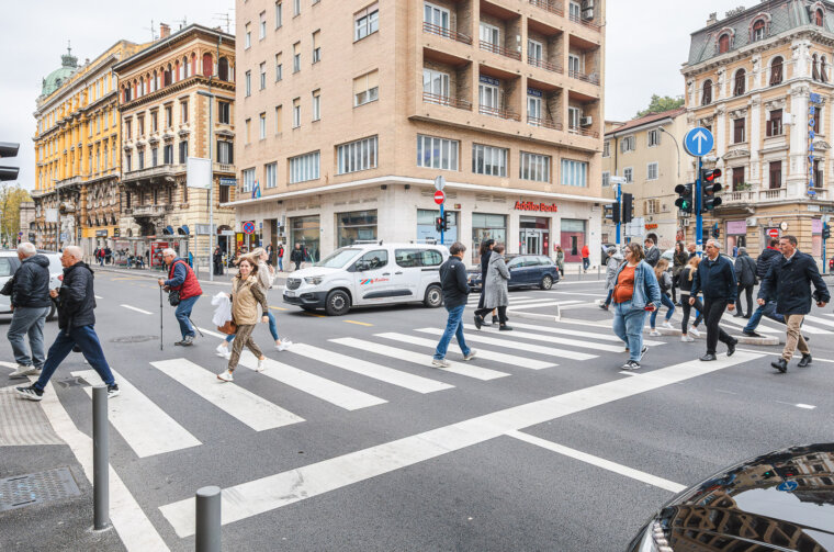 ilustrativna grad jesen pješaci-6166 ilustrativna grad jesen pješaci-6166