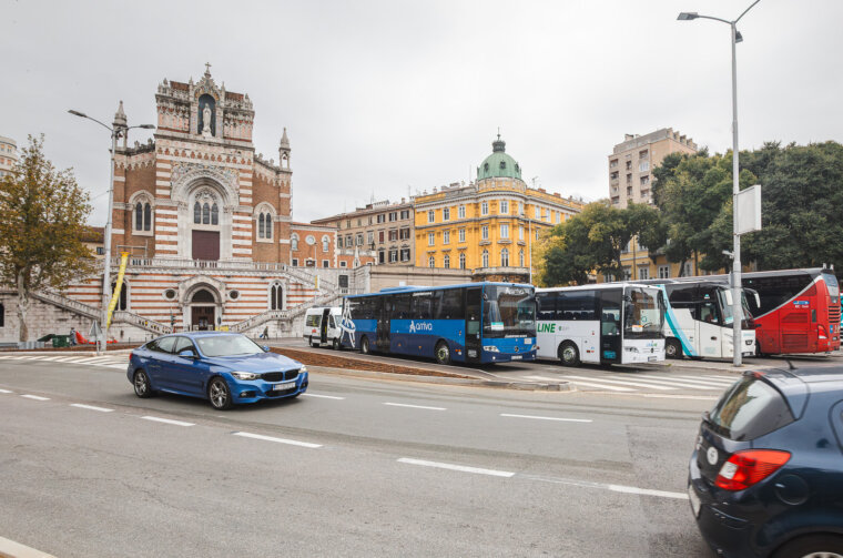 ilustrativna grad jesen pješaci žabica-6181