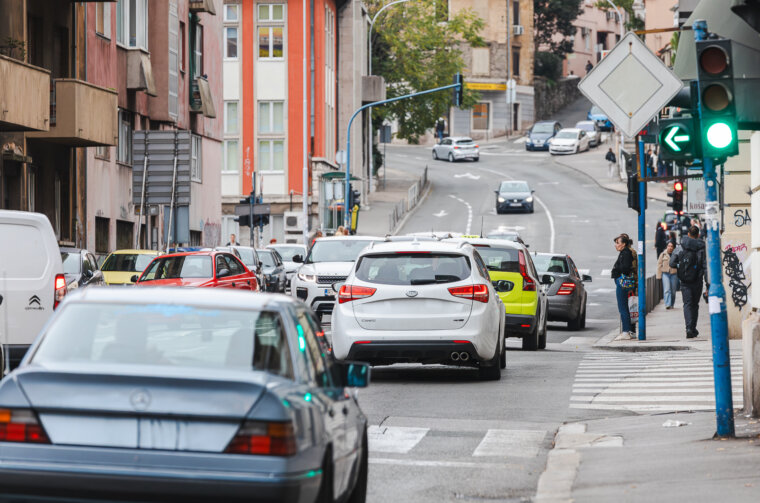 ilustrativna grad jesen promet potok ulica viktora cara emina-6221