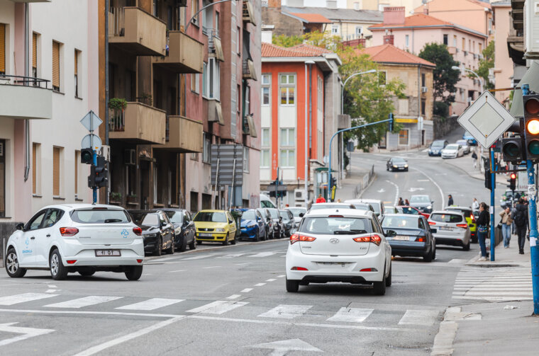 ilustrativna grad jesen promet potok ulica viktora cara emina-6224