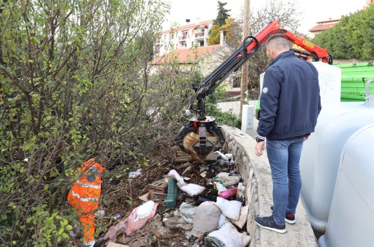Divlji deponij pored Doma zdravlja na Zametu