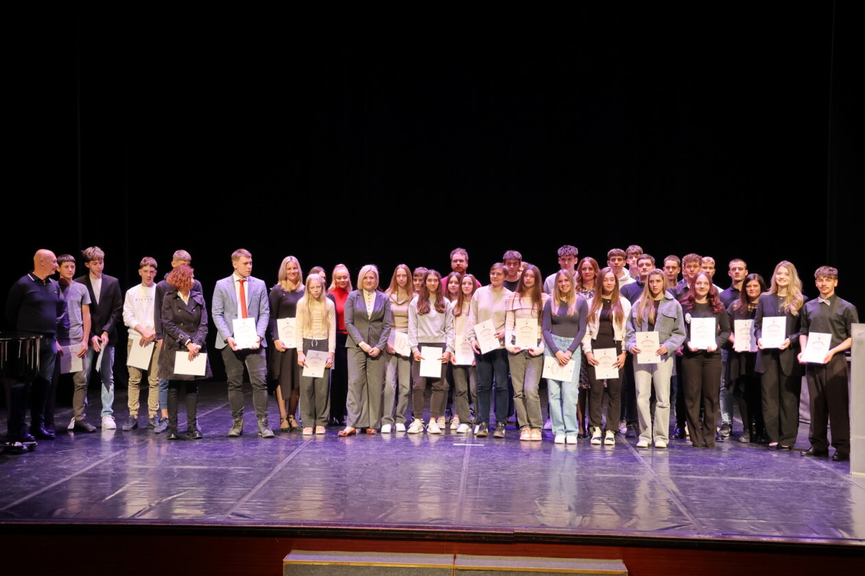 Dodjela-nagrada-najboljim-ucenicima-i-mentorima-52