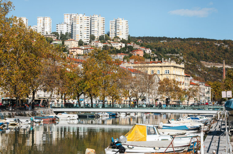 Ilustrativna Jesen grad Fiumara mrtvi kanal-7018