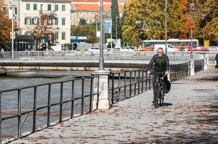 Ilustrativna Jesen grad riječina biciklist-6995