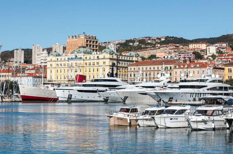 Ilustrativna Jesen grad riva jahte-7073