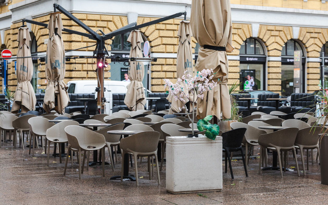 Ilustrativna jesen hladnoća prazni kafić-0305