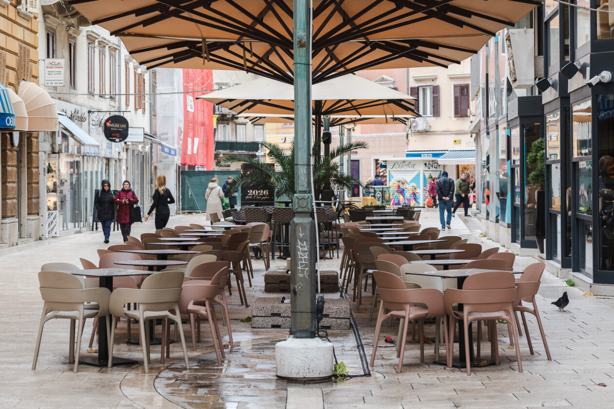 Ilustrativna jesen hladnoća prazni kafići-0195