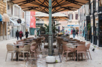 Ilustrativna jesen hladnoća prazni kafići-0195