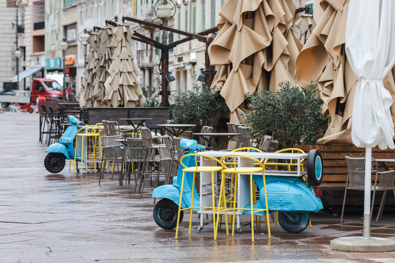 Ilustrativna jesen hladnoća prazni kafići-0200