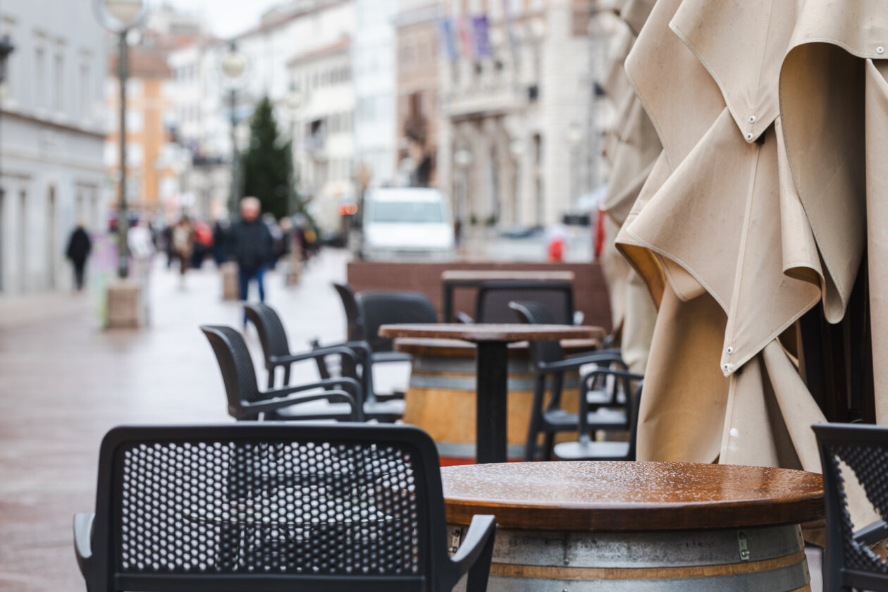 Ilustrativna jesen hladnoća prazni kafići-0203