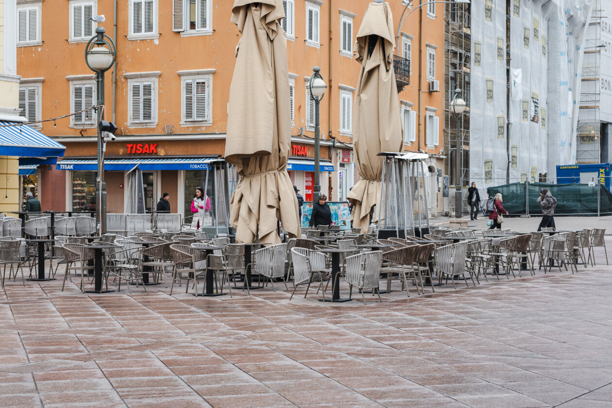 Ilustrativna jesen hladnoća prazni kafići-0234