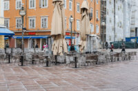 Ilustrativna jesen hladnoća prazni kafići-0234