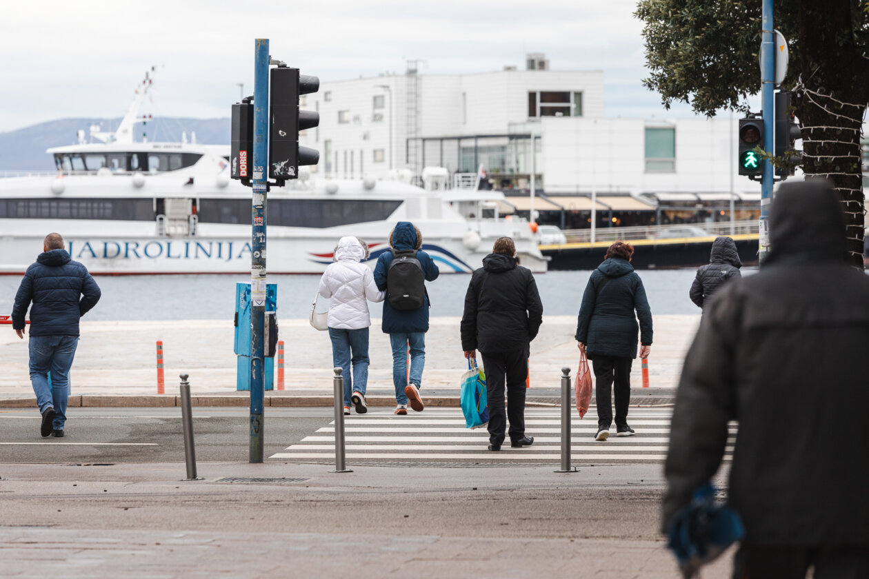 Ilustrativna jesen hladnoća prazni kafići-0239