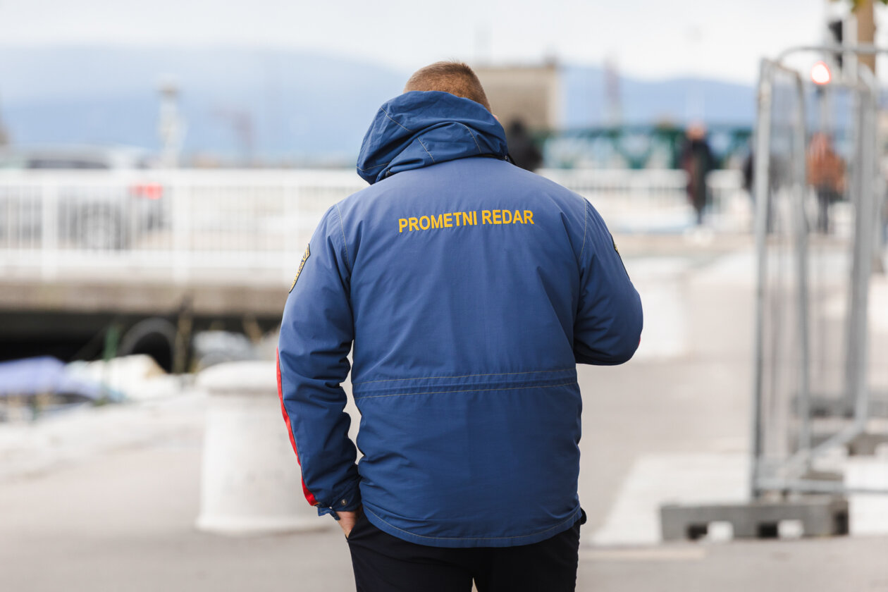 Ilustrativna jesen hladnoća prometni redar-0273