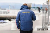 Ilustrativna jesen hladnoća prometni redar-0273