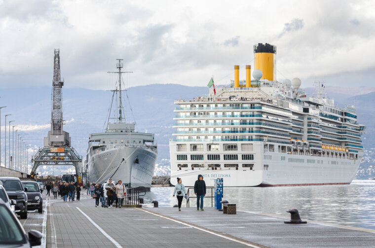 Ilustrativna jesen kruzer turisti-0003