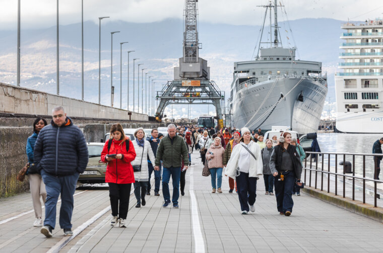 Ilustrativna jesen kruzer turisti-0016