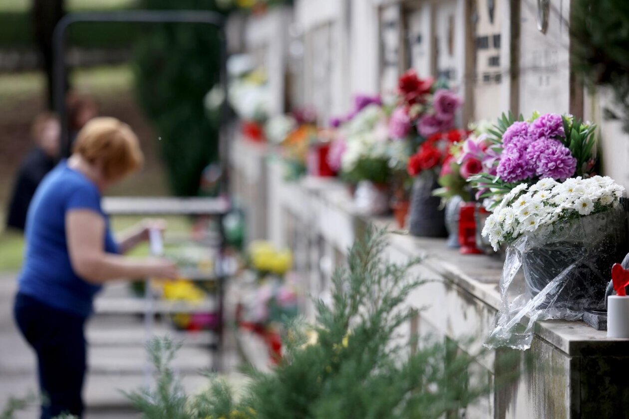 Rijeka: Građani obilaze grobove najmilijih na gradskom groblju Drenova na dan Svih svetih