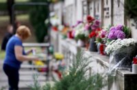 Rijeka: Građani obilaze grobove najmilijih na gradskom groblju Drenova na dan Svih svetih